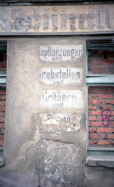 Görlitz, Grüner Graben 15, 29.4.1996 (2).jpg - Bepflanzungen von Grabstellen und Gräbern und Särge (?)